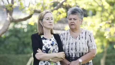 Pilar Vera, junto a la ministra de Fomento, Ana Pastor, durante el homenaje a las víctimas del pasado 20 de agosto