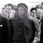 Jackie, entre Robert y Edward Kennedy, en el adiós a JFK