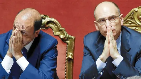 El primer ministro italiano, Enrico Letta, junto con la mano derecha de Silvio Berlusconi, Angelino Alfano en el Parlamento italiano