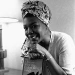 Imagen de 1971 de Maya Angelou posando con su libro "I Know Why the Caged Bird Sings"