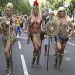 Miles de personas, cincuenta organizaciones sociales y más de treinta carrozas participan en la manifestación del Orgullo Gay