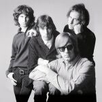 Morrison (primero por la izquierda; a su lado, Densmore) ejercía de padre para el grupo