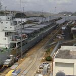 Vista general de un buque mientras transita por la esclusa de Miraflores en el Canal de Panamá.