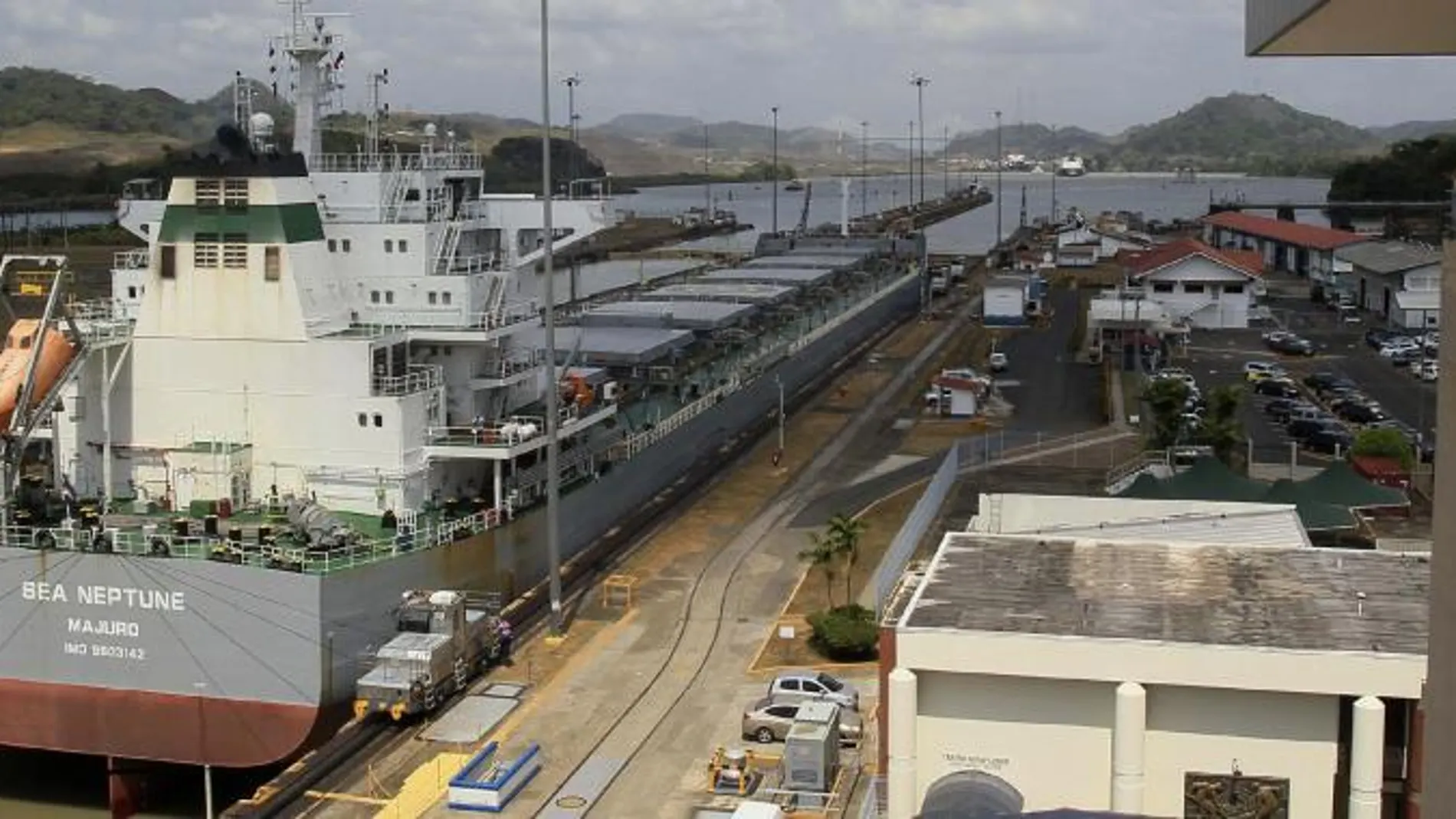Vista general de un buque mientras transita por la esclusa de Miraflores en el Canal de Panamá.