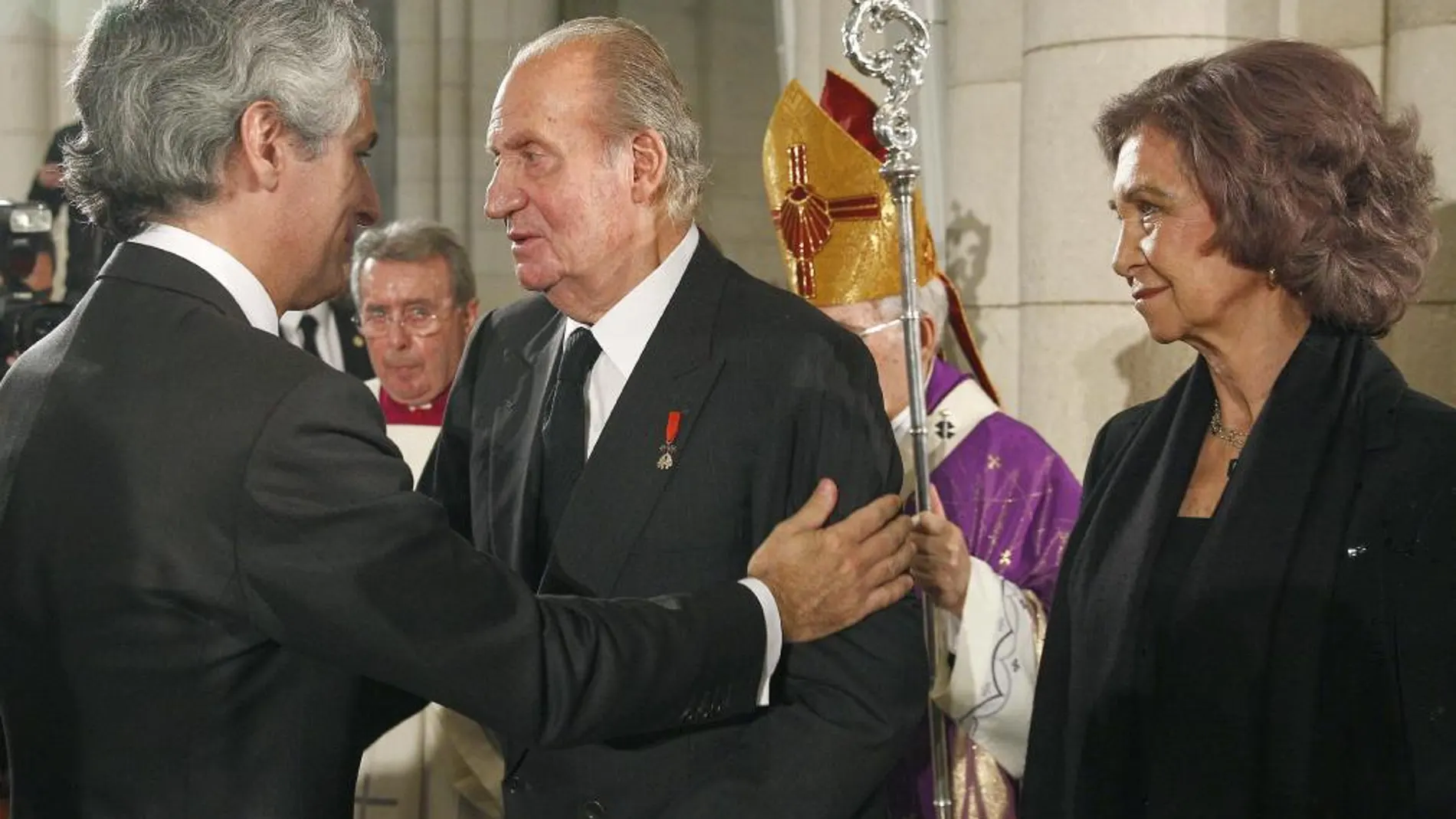 Los Reyes dan el pésame a Adolfo Suárez Illana, al finalizar el funeral de Estado por su padre, el expresidente del Gobierno Adolfo Suárez
