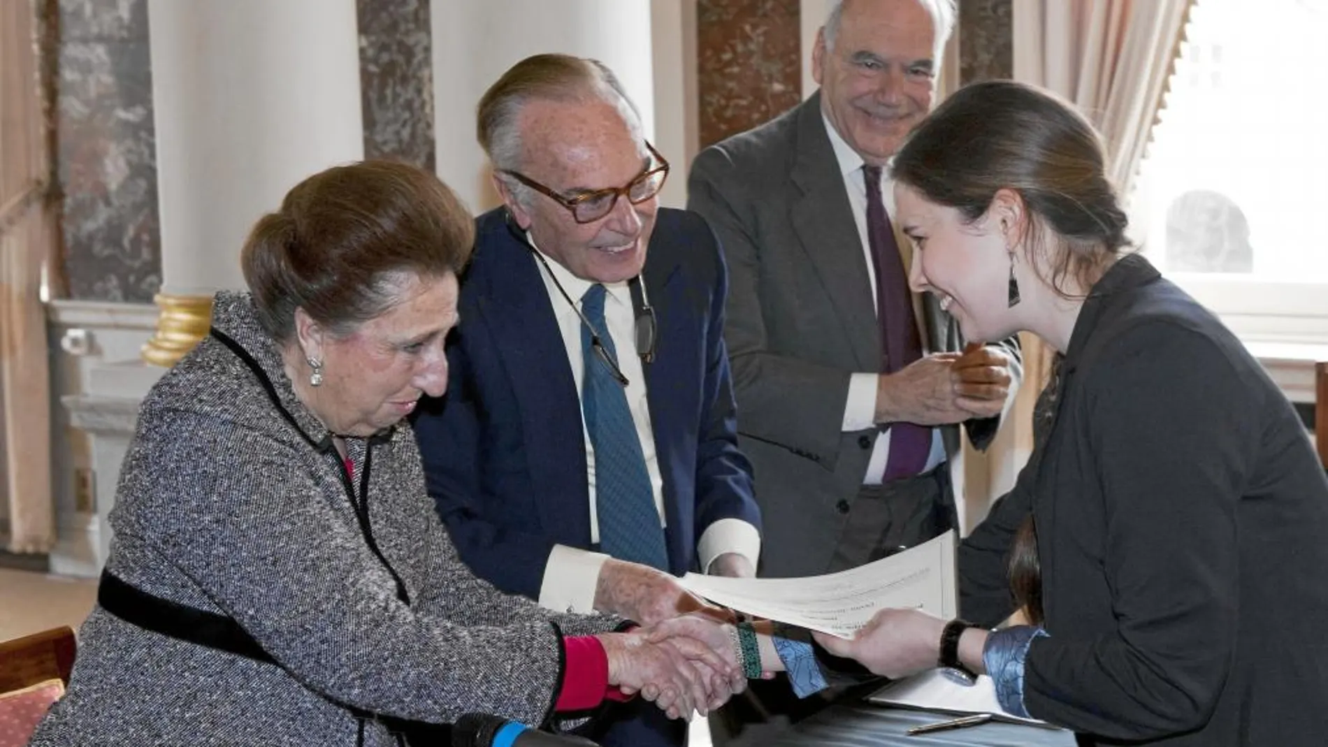 La Infanta Margarita y Carlos Zurita entregan el premio a Jeromine François, en presencia de Rafael Benjumea
