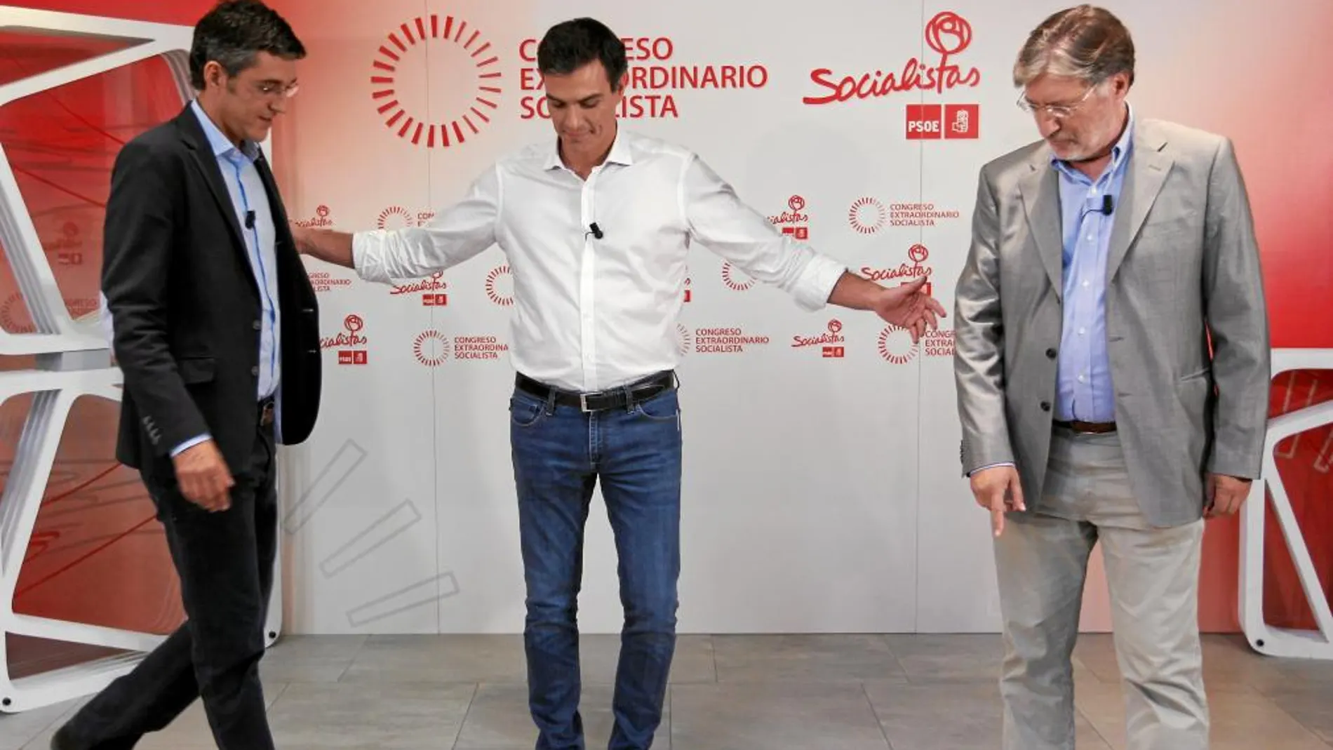 Eduardo Madina, Pedro Sánchez y José Antonio Pérez Tapias, ayer antes del debate en la sede de Ferraz