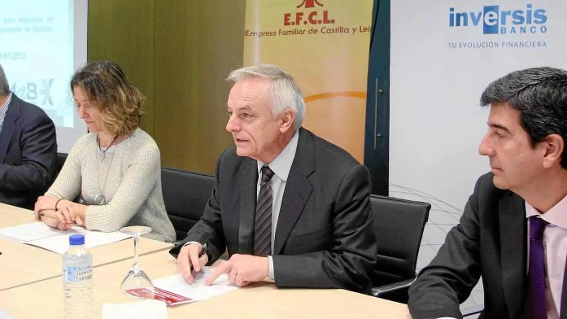 Gerardo Gutiérrez, presidente de la Empresa Familiar de Castilla y León, yer en Valladolid, junto al director general de Mercado Alternativo Bursátil, Jesús González Nieto, entre otros.