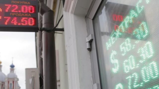 Panel electrónico con la cotización rublo-dólar y rublo-euro en Moscú