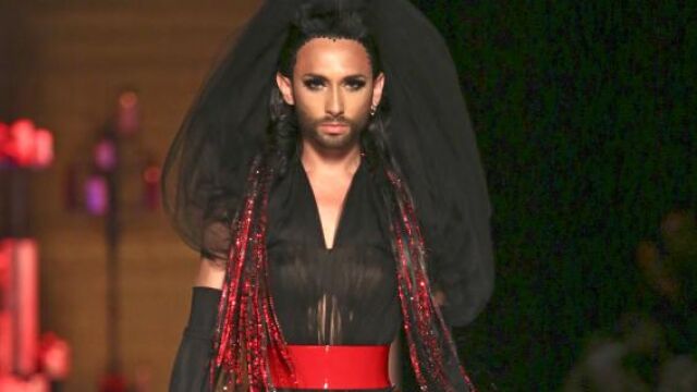 La cantante austríaca Conchita Wurst, modelo por un día en París.