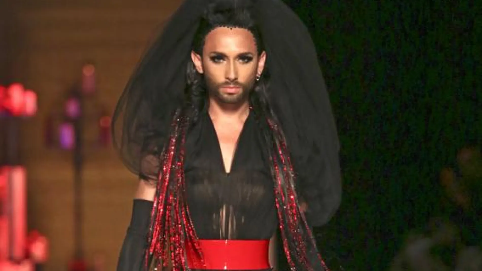 La cantante austríaca Conchita Wurst, modelo por un día en París.
