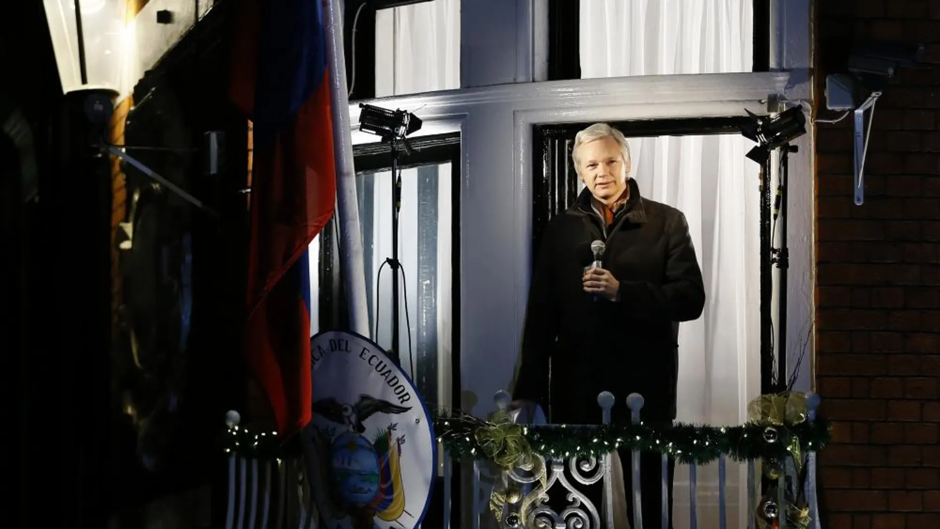 Imagen de archivo del 20 de diciembre de 2012 de Julian Assange, dirigiéndose a la prensa desde el balcón de la embajada de Ecuador en Londres