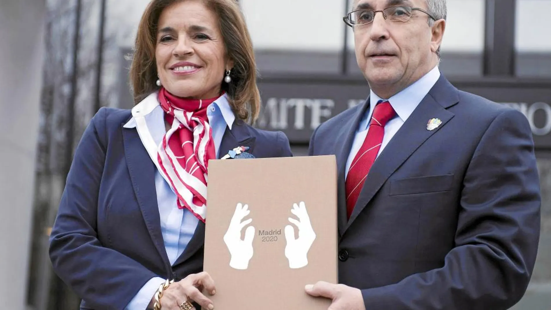 La alcaldesa Ana Botella y el presidente del COE, Alejandro Blanco, encabezaron ayer en Lausana la comitiva española que entregó en la sede del CIO el dossier con todos los detalles de Madrid 2020