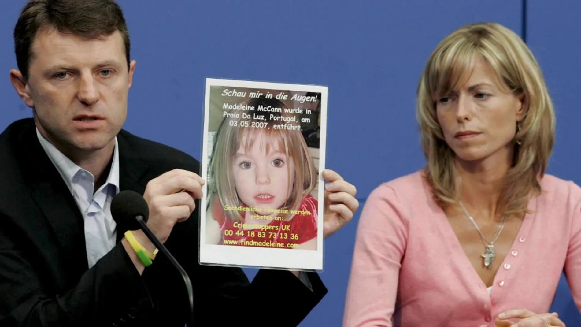Gerry y Kate McCann, padres de Madeleine, muestran una foto de su hija desaparecida en mayo de 2007 en Portugal