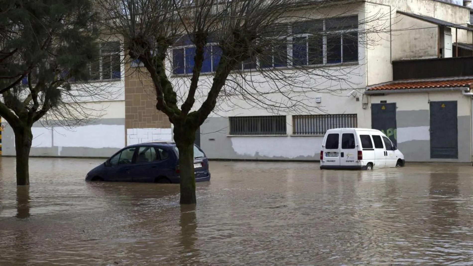 El río Ulzama inundó ayer la localidad navarra de Villava