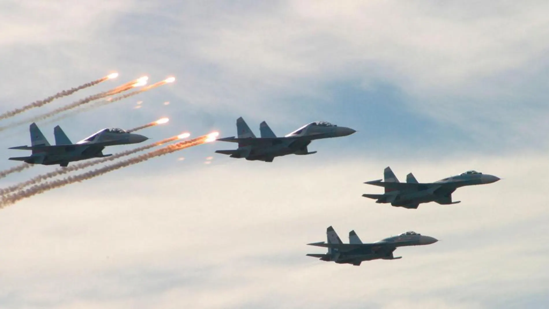 Imagen de archivo de varios cazas rusos Su-27 durante unas maniobras