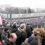 Manifestantes marchan en silencio hasta el puente donde fue asesinado Boris Nemtsov, una de las voces más críticas de Vladimir Putin, en 2015