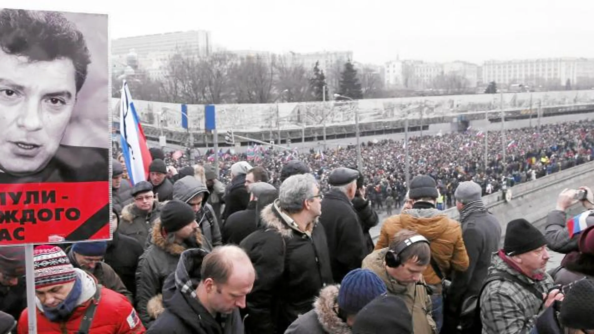 Manifestantes marchan en silencio hasta el puente donde fue asesinado Boris Nemtsov, una de las voces más críticas de Vladimir Putin, en 2015