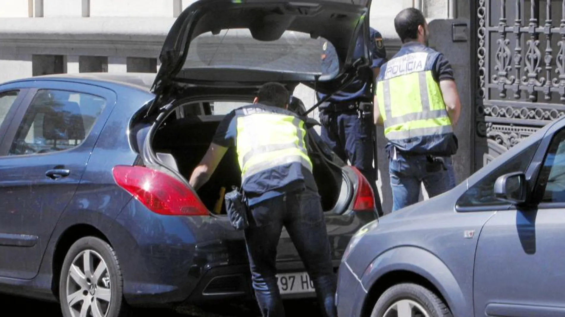 Agentes de la Unidad de Delitos Económicos y Financieros (UDEF) de la Policía registraron ayer en Madrid durante horas la sede central de Gowex y un local alquilado utilizado para almacenar documentos