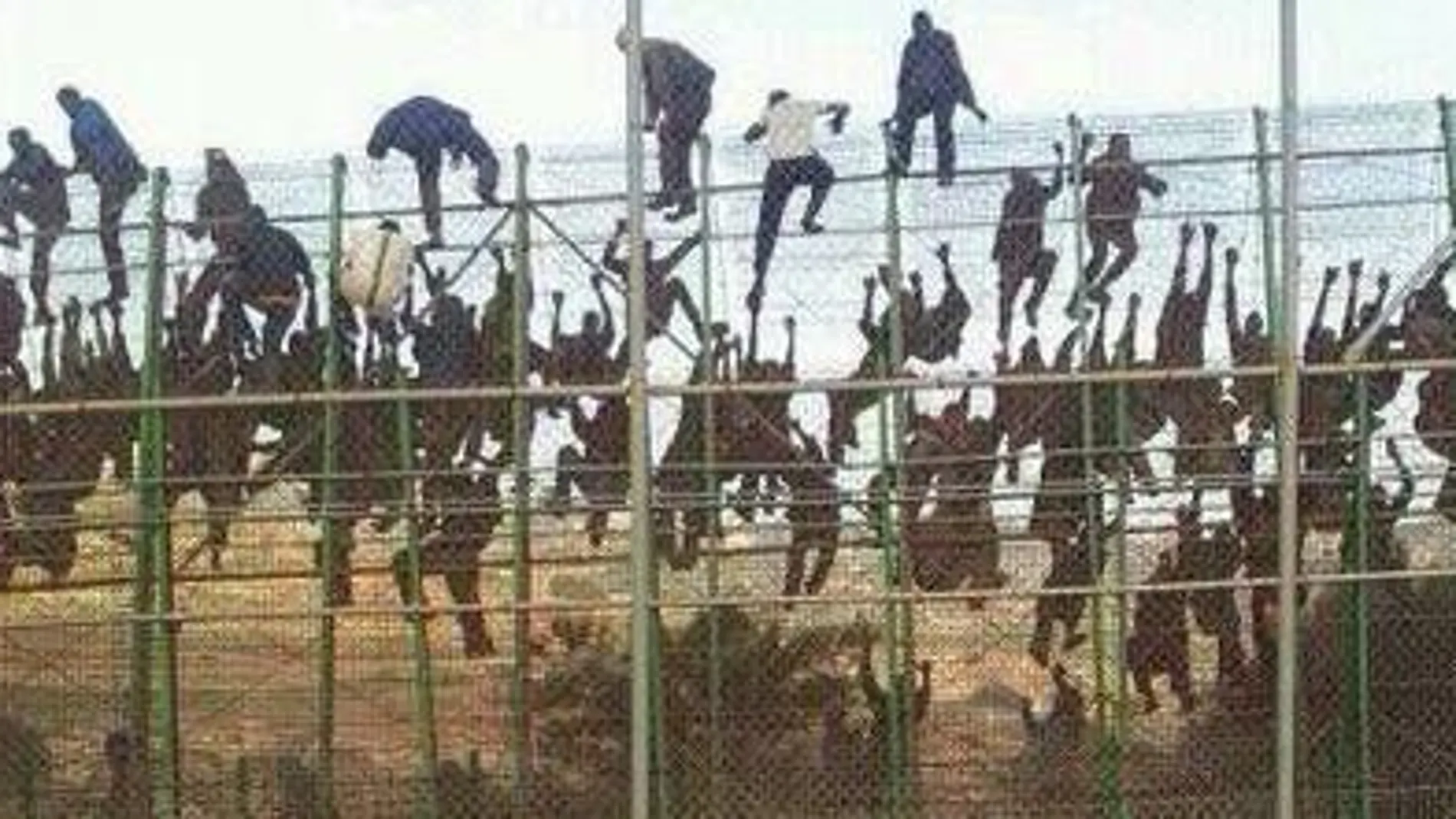 Imagen del asalto masivo a la valla de Melilla