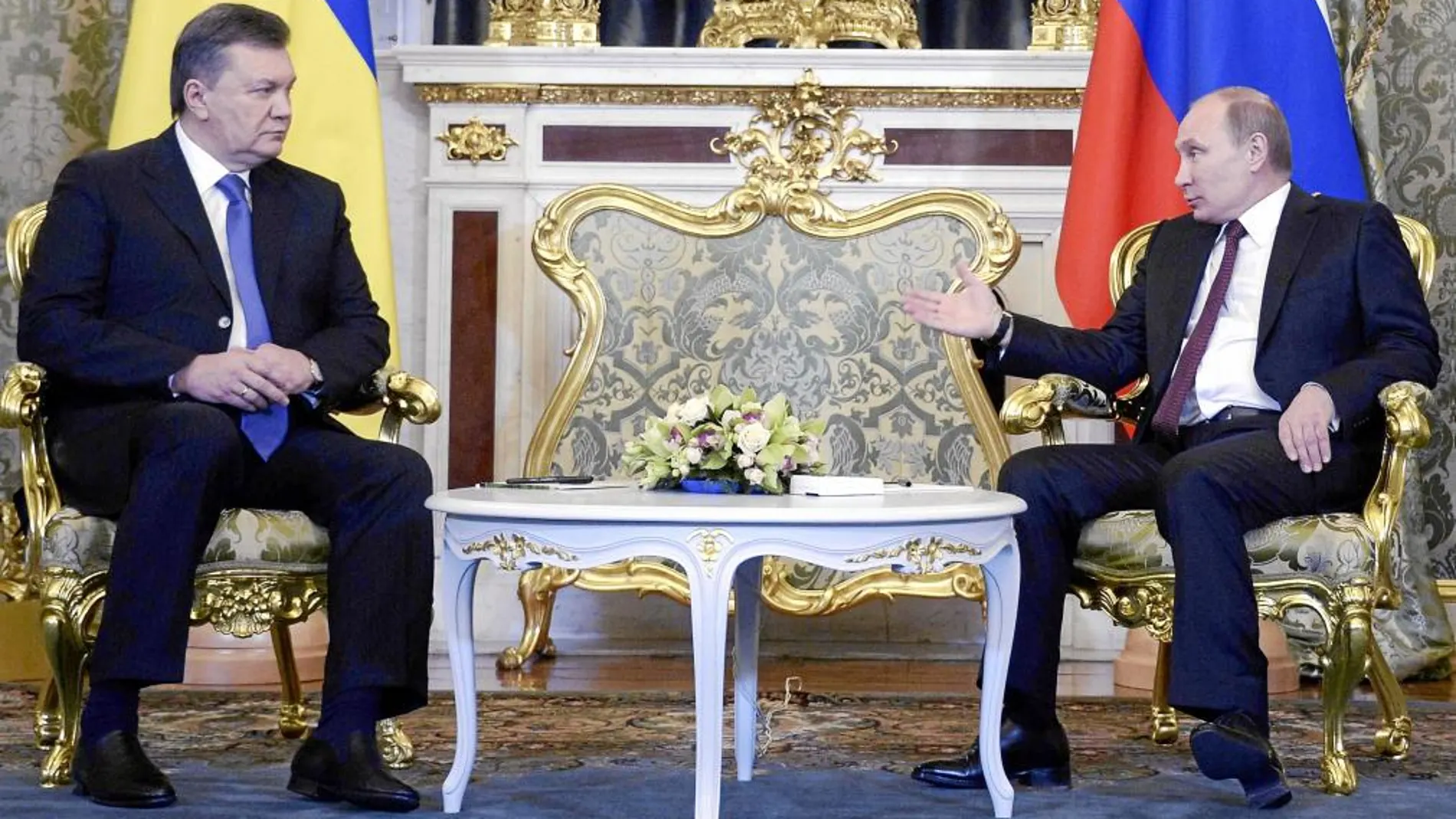 El presidente ruso con su homólogo ucraniano, ayer, en el Kremlin