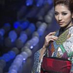 Una modelo luce una creación de los diseñadores Sansai Saito y Jotaro Saito durante la Semana de la Moda de Tokio (Japón).