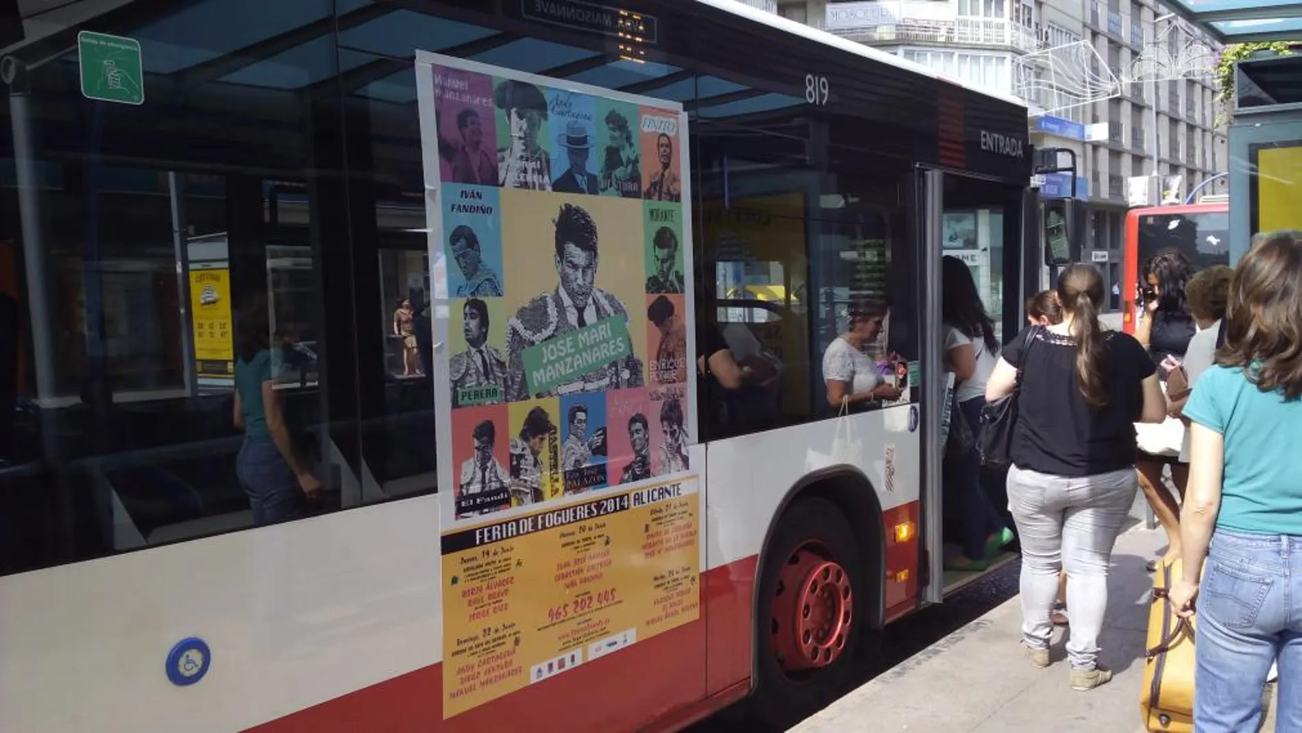 Cartel anunciador en un autobús urbano de la capital alicantina