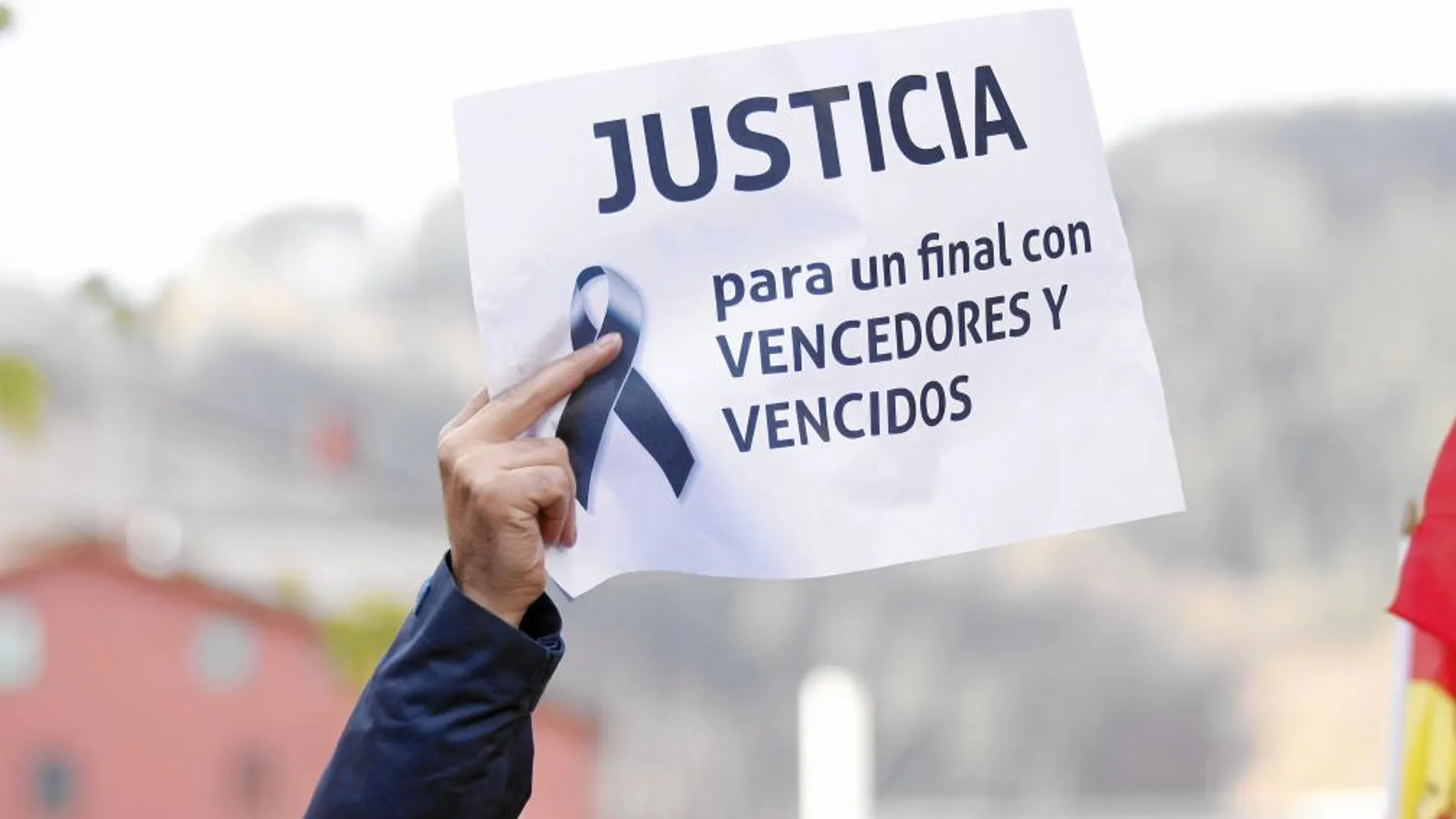 La AVT homenajea a las víctimas en Mondragón el pasado 28 de diciembre