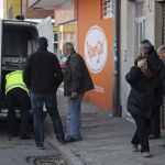 Traslado del cadáver de la mujer de 68 años fallecida de forma violenta ayer en León.