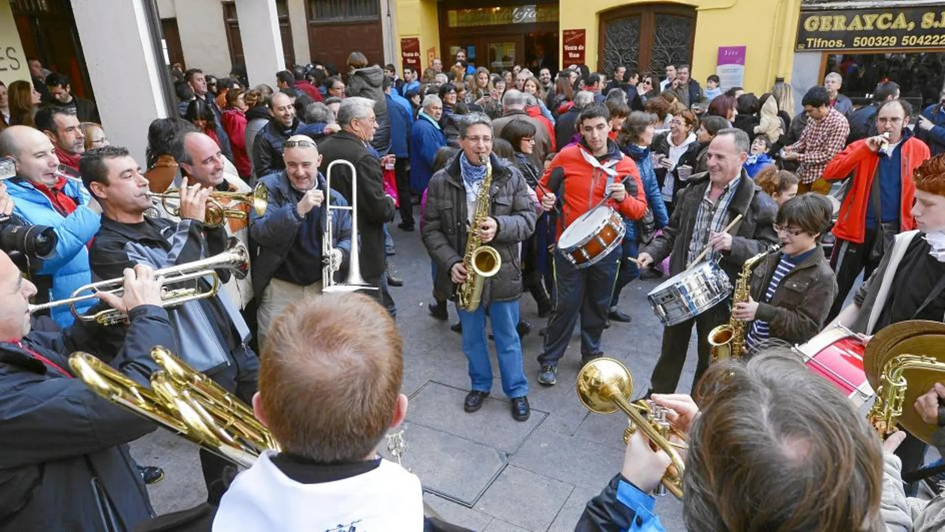 Los arandinos celebraron por todo lo alto los 225 millones de euros que dejado en la localidad burgalesa el segundo premio del sorteo de Navidad