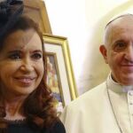 El Papa y la presidenta argentina, Cristina Fernández de Kirchner, durante el encuentro privado entre ambos celebrado hoy.