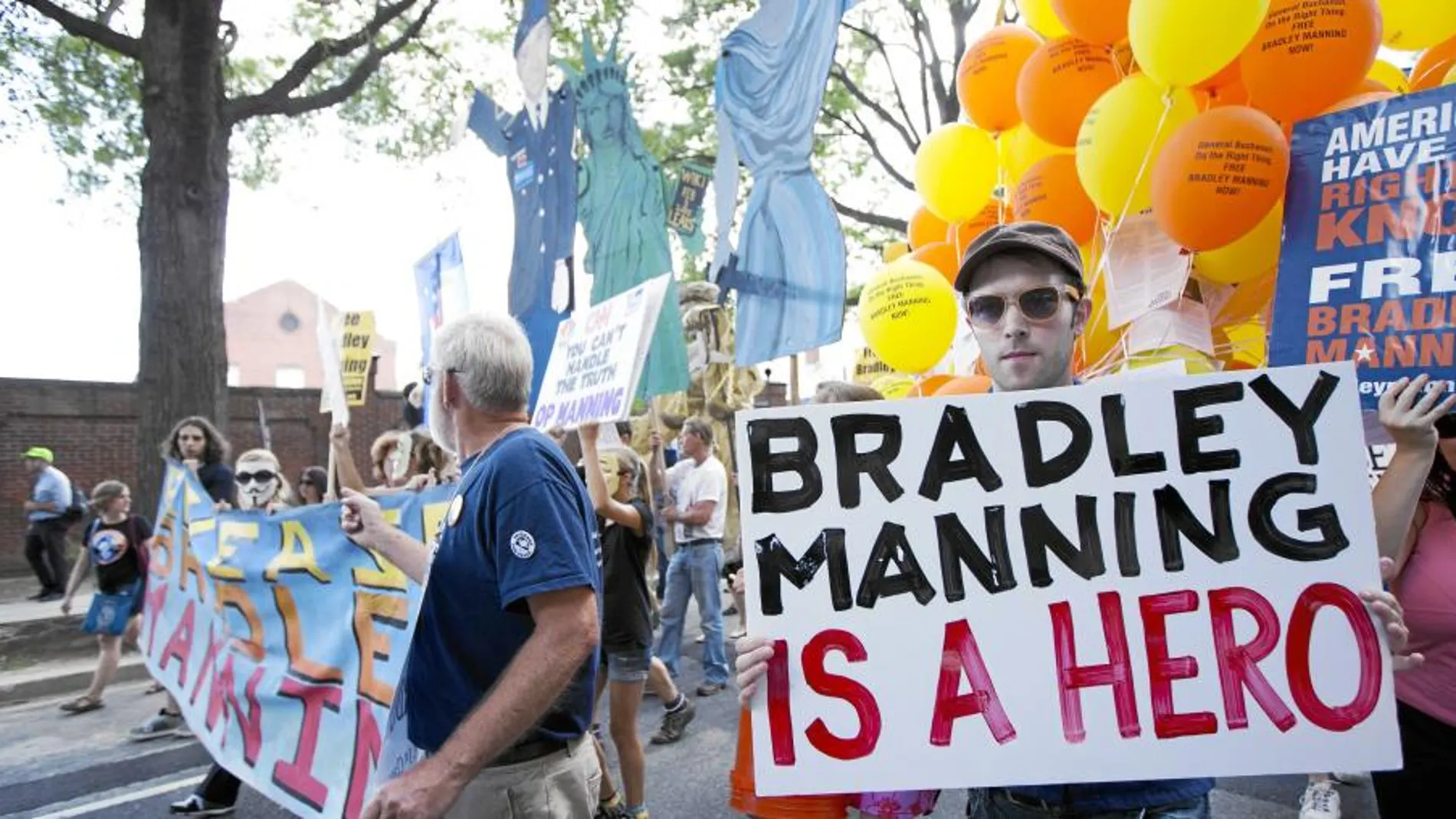 Simpatizantes de Bradley Manning aguardan a que se conozca la condena del soldado en Fort Meade (Maryland)