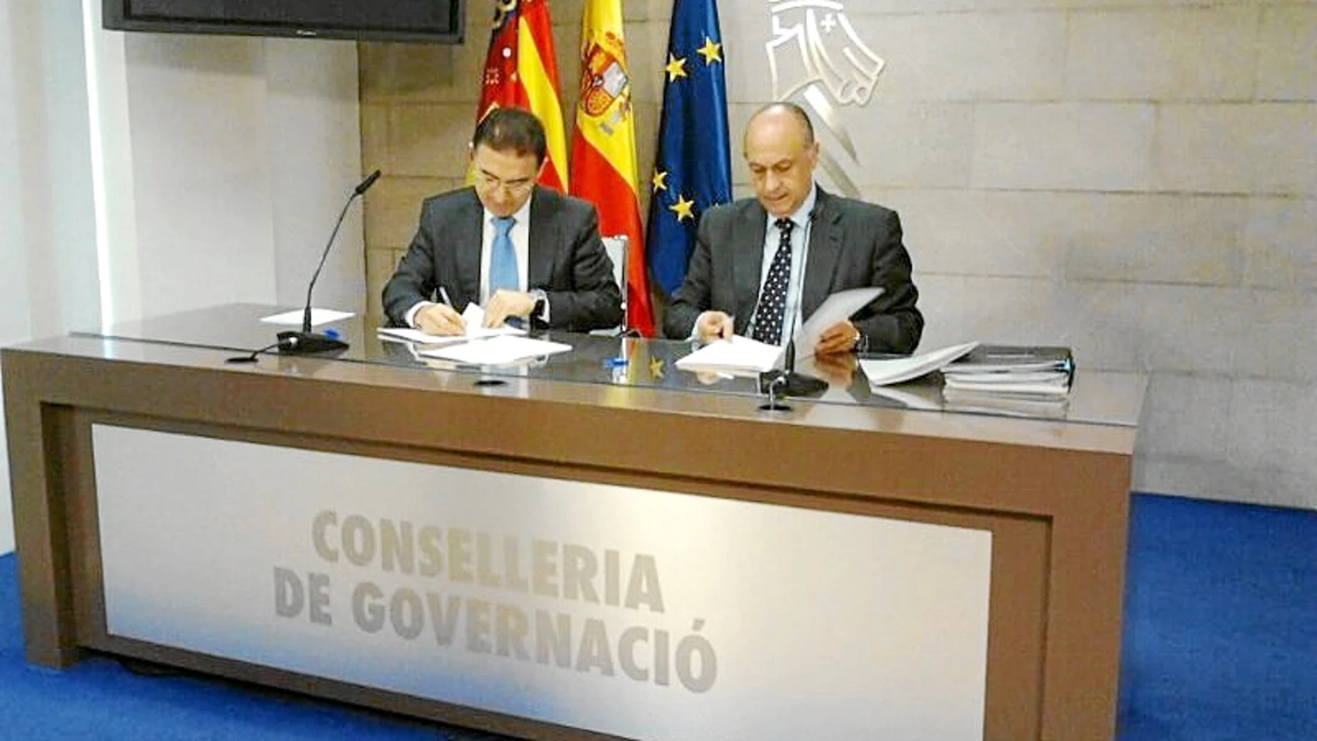 El conseller de Gobernación, Serafín Castellano, junto al presidente de Junta Central Fallera, Francisco Lledó