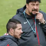 El entrenador del Atlético de Madrid, el argentino Diego Pablo Simeone, y Mono Burgos