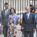 Los Reyes, posan junto a los Príncipes de Asturias con sus hijas, Leonor y Sofía, y la infanta Elena (d), a su llegada a la catedral de Palma de Mallorca donde asisten a la tradicional misa del Domingo de Pascua.
