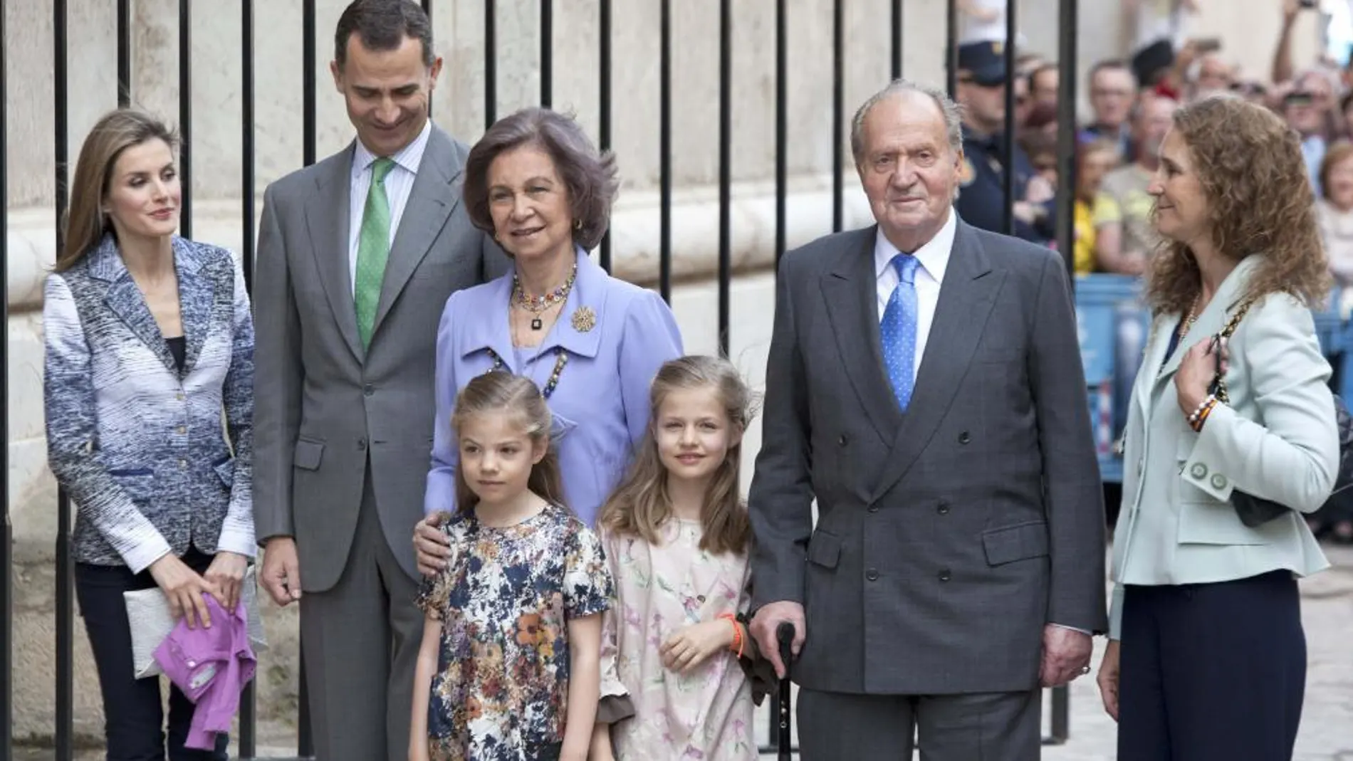 Los Reyes, posan junto a los Príncipes de Asturias con sus hijas, Leonor y Sofía, y la infanta Elena (d), a su llegada a la catedral de Palma de Mallorca donde asisten a la tradicional misa del Domingo de Pascua.