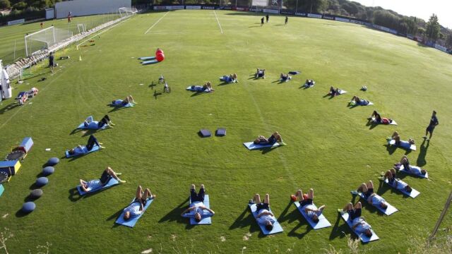 Jugadores del Atlético de Madrid realizan ejercicios durante el entrenamiento realizado esta mañana en la Ciudad Deportiva