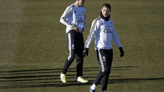Los jugadores del Real Madrid Gareth Bale y Cristiano Ronaldo se están recuperando de una gripe y una sobrecarga, respectivamente.
