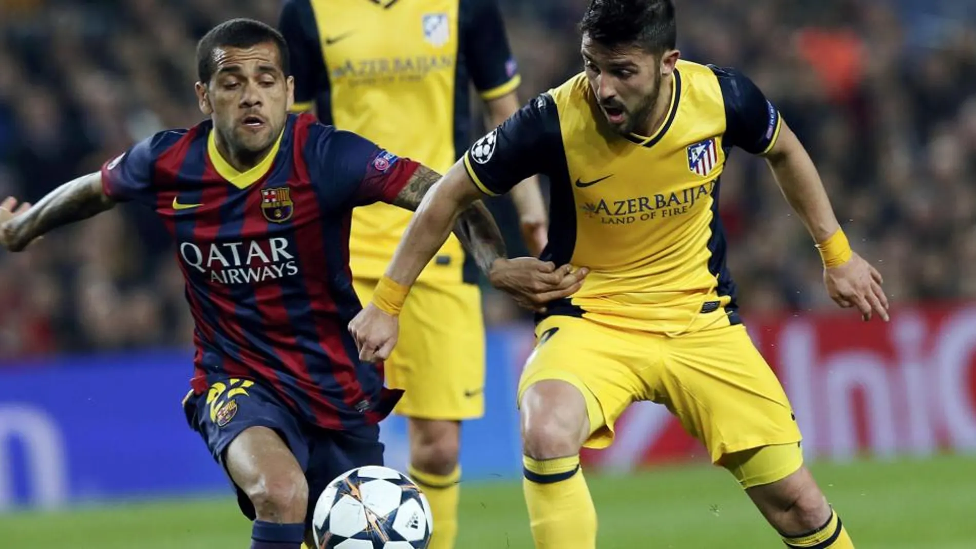 Dani Alves y David Villa pelean por un balón en el partido de ida de las semifinales de Liga de Campeones