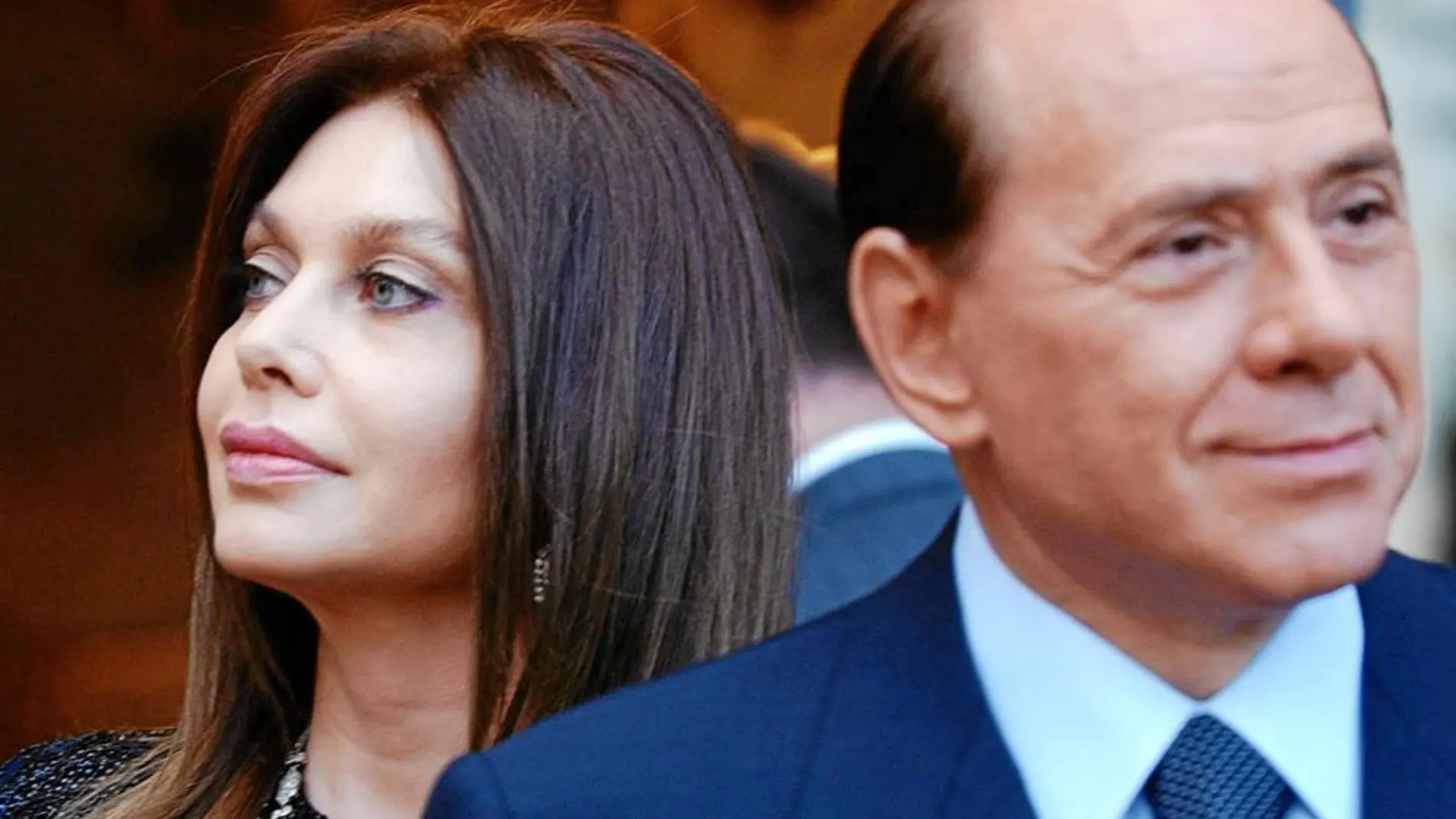 Silvio Berlusconi, con su ex mujer, Verónica Lario, en un acto público en Roma en 2004