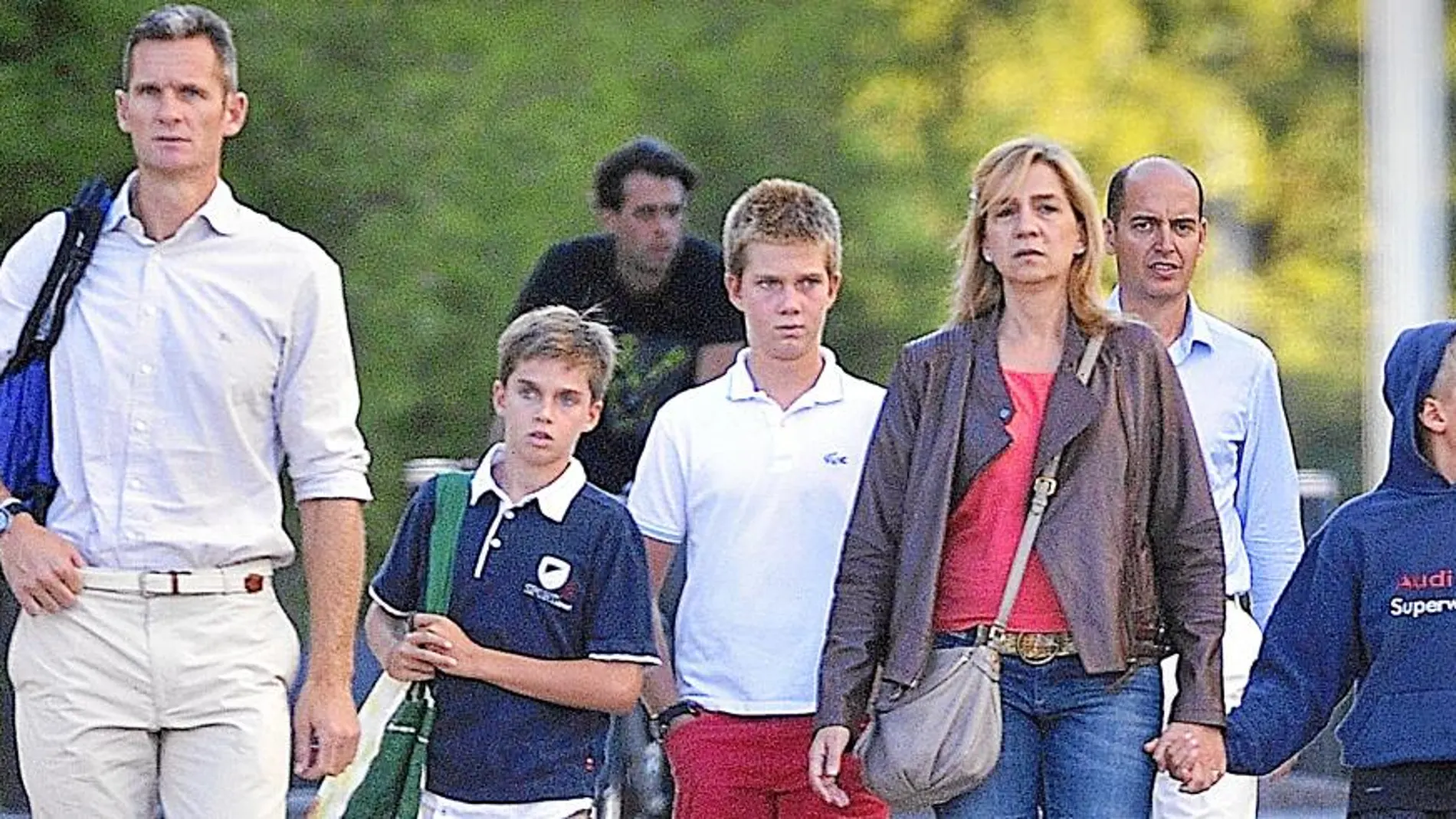 Los duques de Palma y sus hijos, pasean juntos el pasado septiembre en Suiza