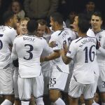 Soldado del Tottenham Hotspur celebra con sus compañeros de equipo tras anotar el primer gol ante Anji Makhachkala