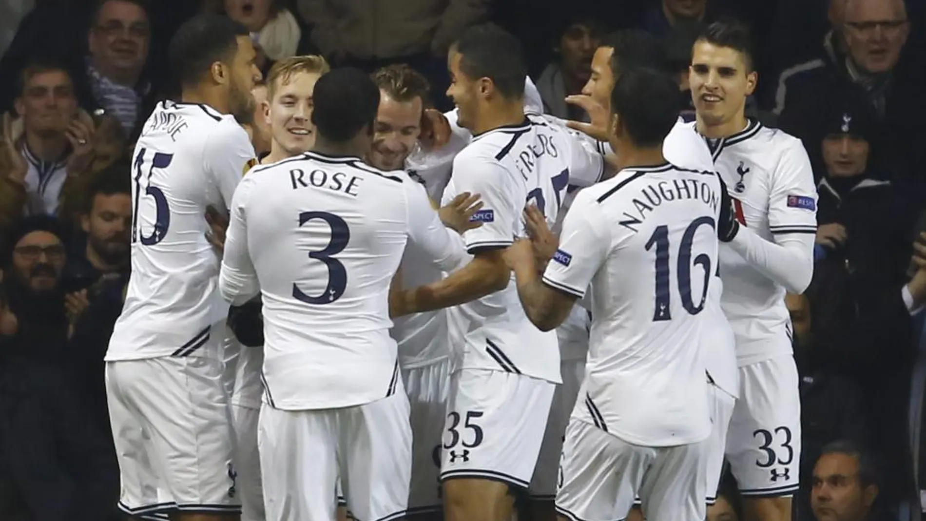 Soldado del Tottenham Hotspur celebra con sus compañeros de equipo tras anotar el primer gol ante Anji Makhachkala