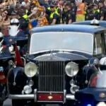 Los ciudadanos saludan a los Reyes en su camino al Congreso