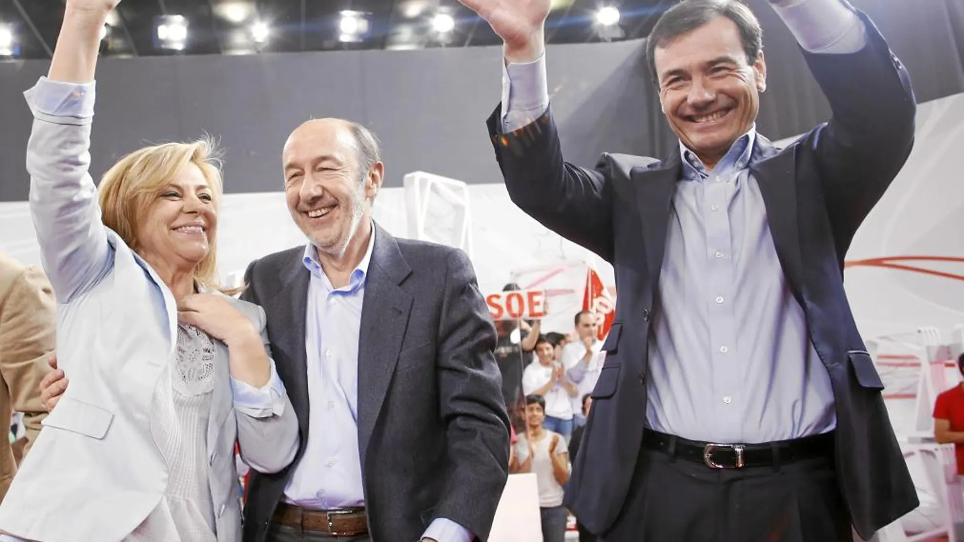 Valenciano, Rubalcaba y Gómez en el acto de cierre de campaña, ayer, en Madrid