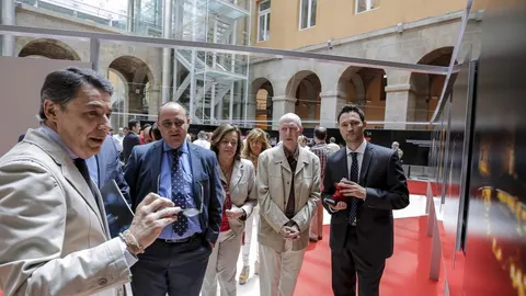 Ignacio González observa una de las fotografías de la serie de Alberto R. Roldán (a la derecha) premiada