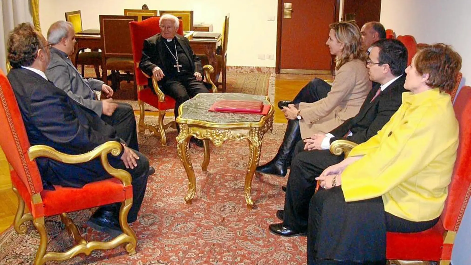 Alicia García se reúne en Roma con el cardenal Antonio Cañizares en un encuentro en el que también estuvieron José Ramón Alonso, Miguel Ángel García Nieto, Emilio Martínez y representantes de la Fundación V Centenario