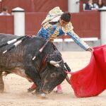 Largo natural de Miguel Ángel Perera al sexto toro de Adolfo Martín de la tarde