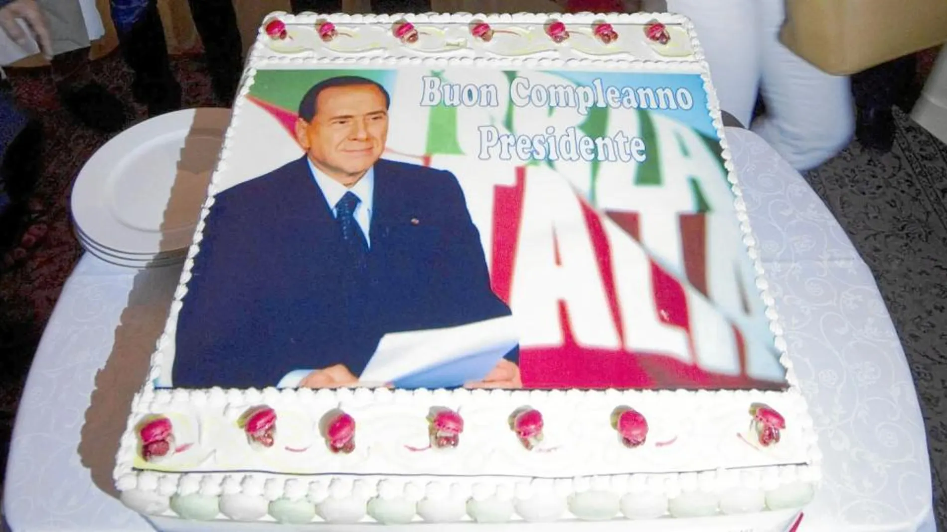 El órdago de Berlusconi divide a su partido