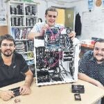 Los tres jóvenes ingenieros, Alejandro Muñoz, Jaime Sánchez y David Oviedo, en su lugar de trabajo